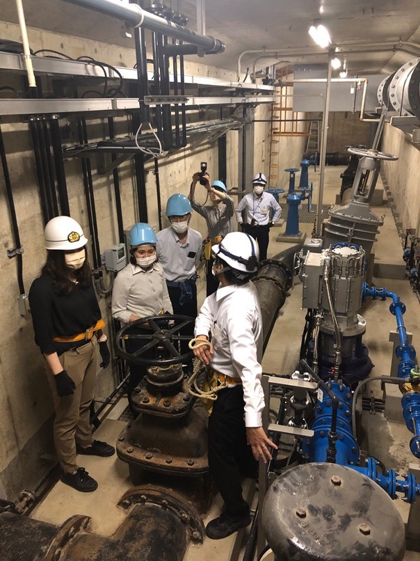 長野市上野配水池マイクロ水力発電所の発電開始式のようす