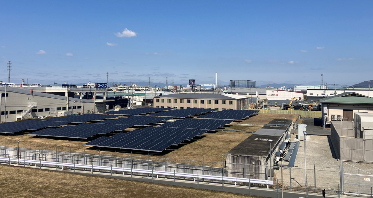 高安受水場の未利用空間を活用したハイブリッド型脱炭素モデル。水上太陽光パネルと蓄電池、マイクロ水力発電を組み合わせた水道インフラの事例