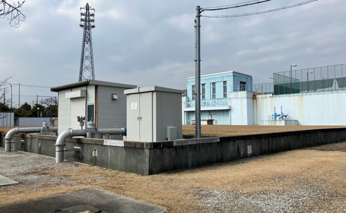 東大阪市水走配水場の旧配水池上部に設置された、マイクロ水力発電所(小水力発電所)の屋外設備外観。周囲のインフラ施設と調和したコンパクトな設計