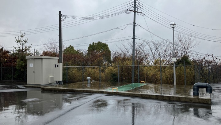 地上部に設置された制御盤。確実な水運用管理と限られた敷地内でも、省スペースで導入が可能