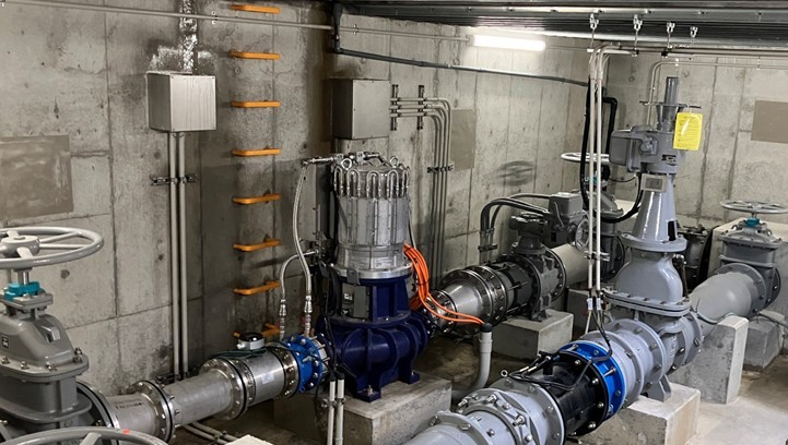 流入弁室内に設置されたマイクロ水力発電機(小水力発電機)