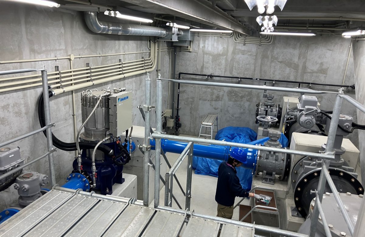 黒瀬調整池の流入弁室内部に設置されたDK-Power製マイクロ水力発電システムと配管設備