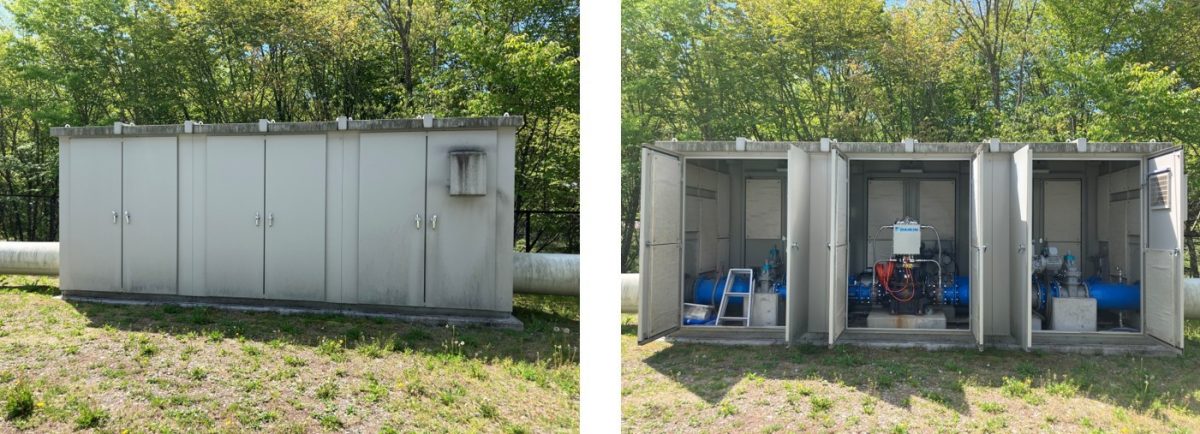 浅麓水道企業団追分調整池の敷地内に設置された屋外型発電機室の外観扉(左)と全開時の内部構造(右)