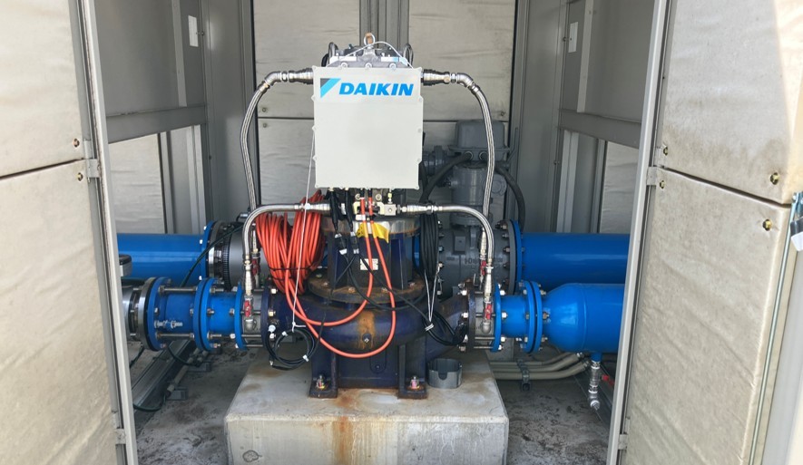 追分調整池発電機室内に据え付けられたDAIKIN(ダイキン)ブランドのマイクロ水力発電機と青色の水配管設備