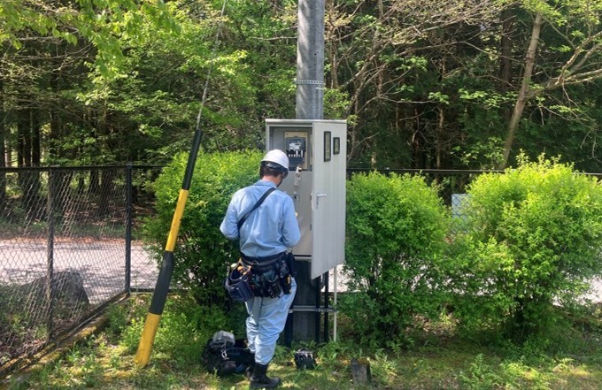 系統電力との接点となる受電ボックスを定期点検している様子